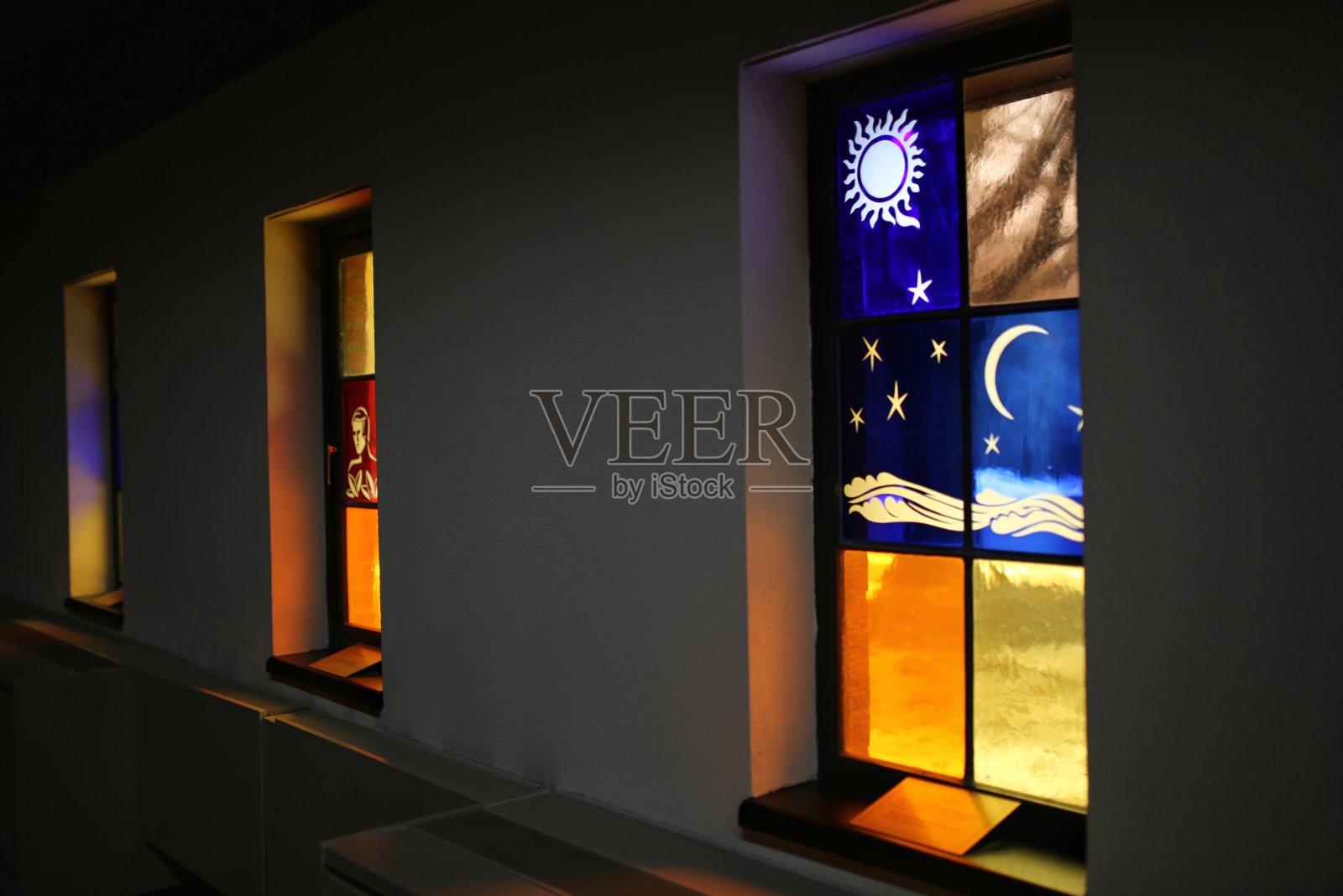 《圣经创世:彩色玻璃窗上的太阳和月亮》照片摄影图片