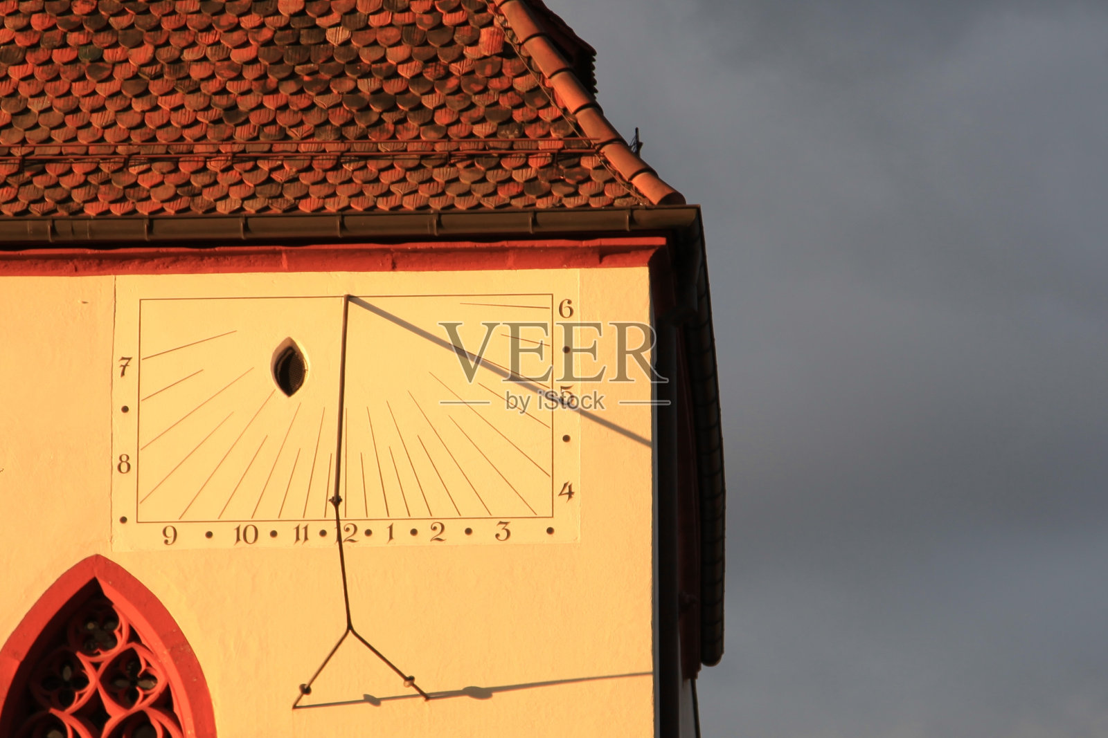 巴塞尔的太阳时钟接近5点照片摄影图片