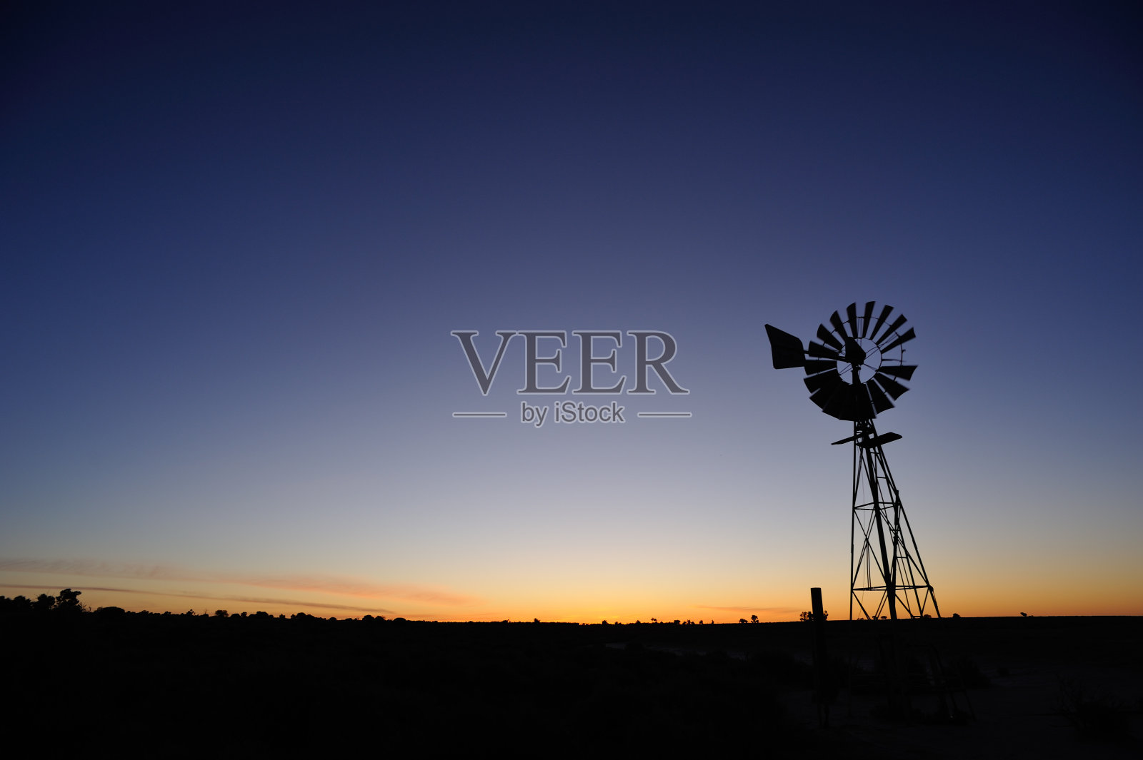 夕阳下的风车照片摄影图片