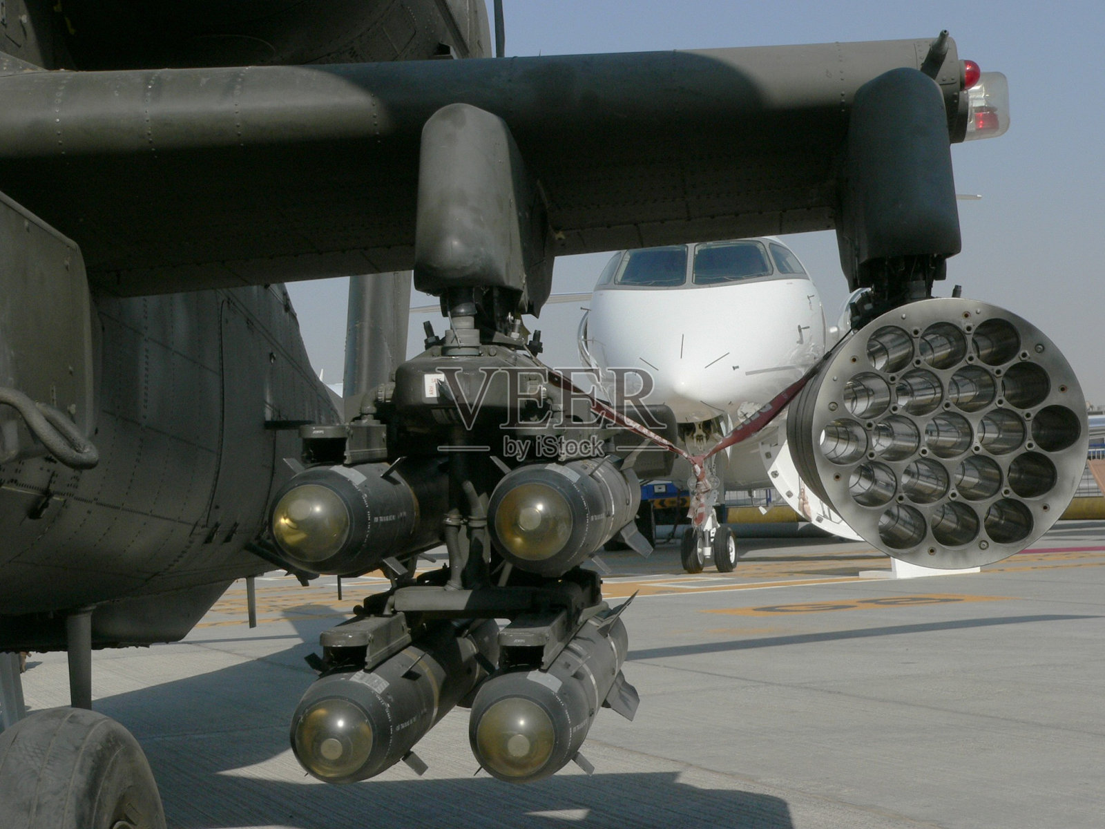 机场跑道上的飞机特写镜头照片摄影图片