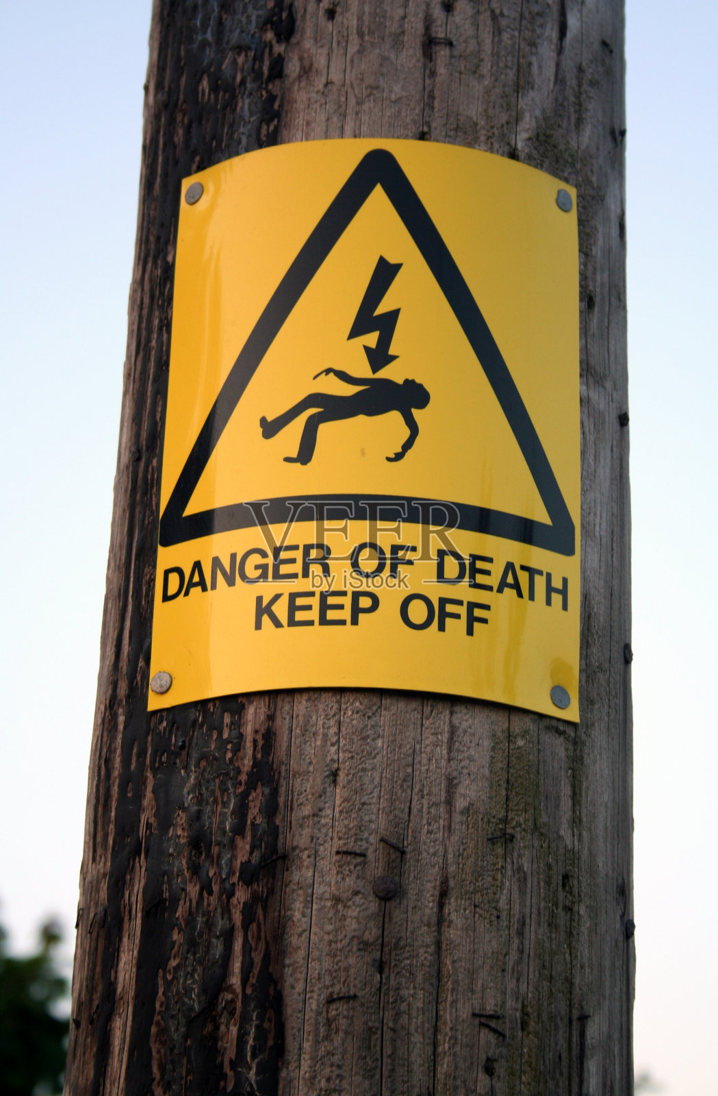 高压电危险标志照片摄影图片