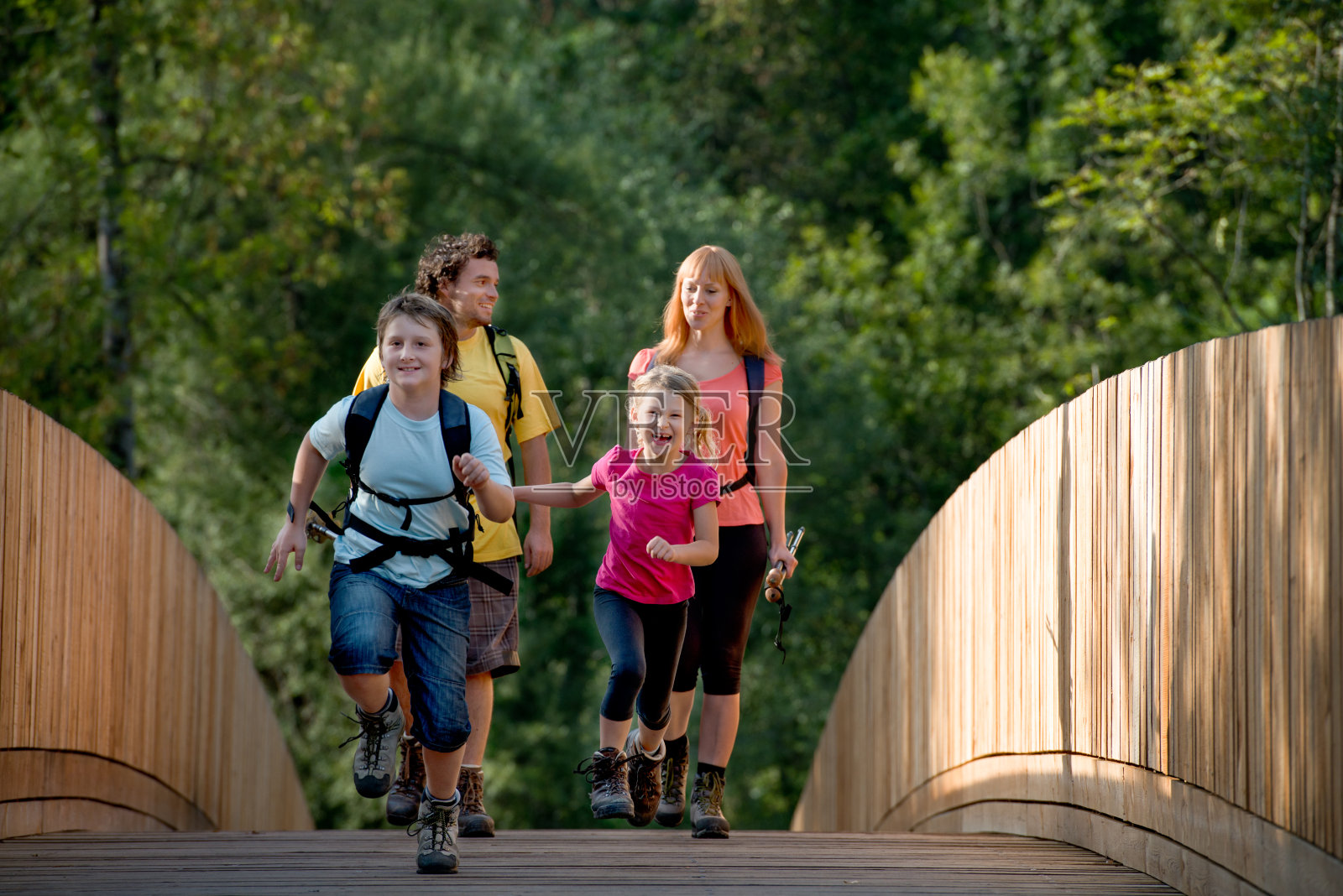 幸福的家庭徒步旅行。照片摄影图片