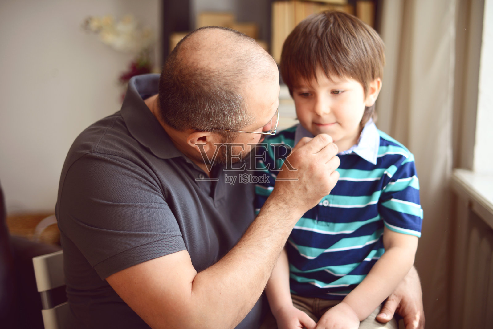 父亲和小儿子照片摄影图片