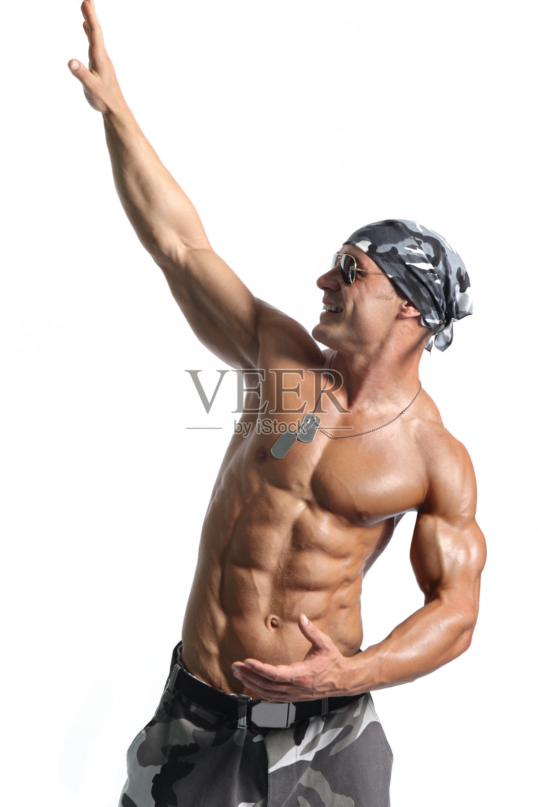 白色背景下肌肉发达的士兵照片摄影图片