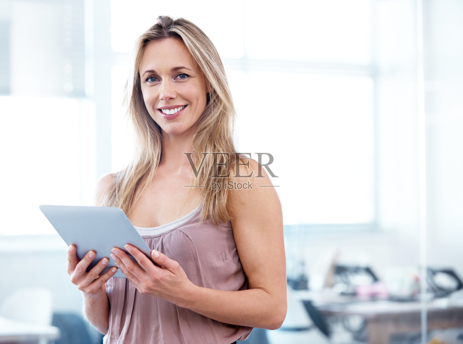 当熟睡的女人醒来时，山在移动!照片摄影图片