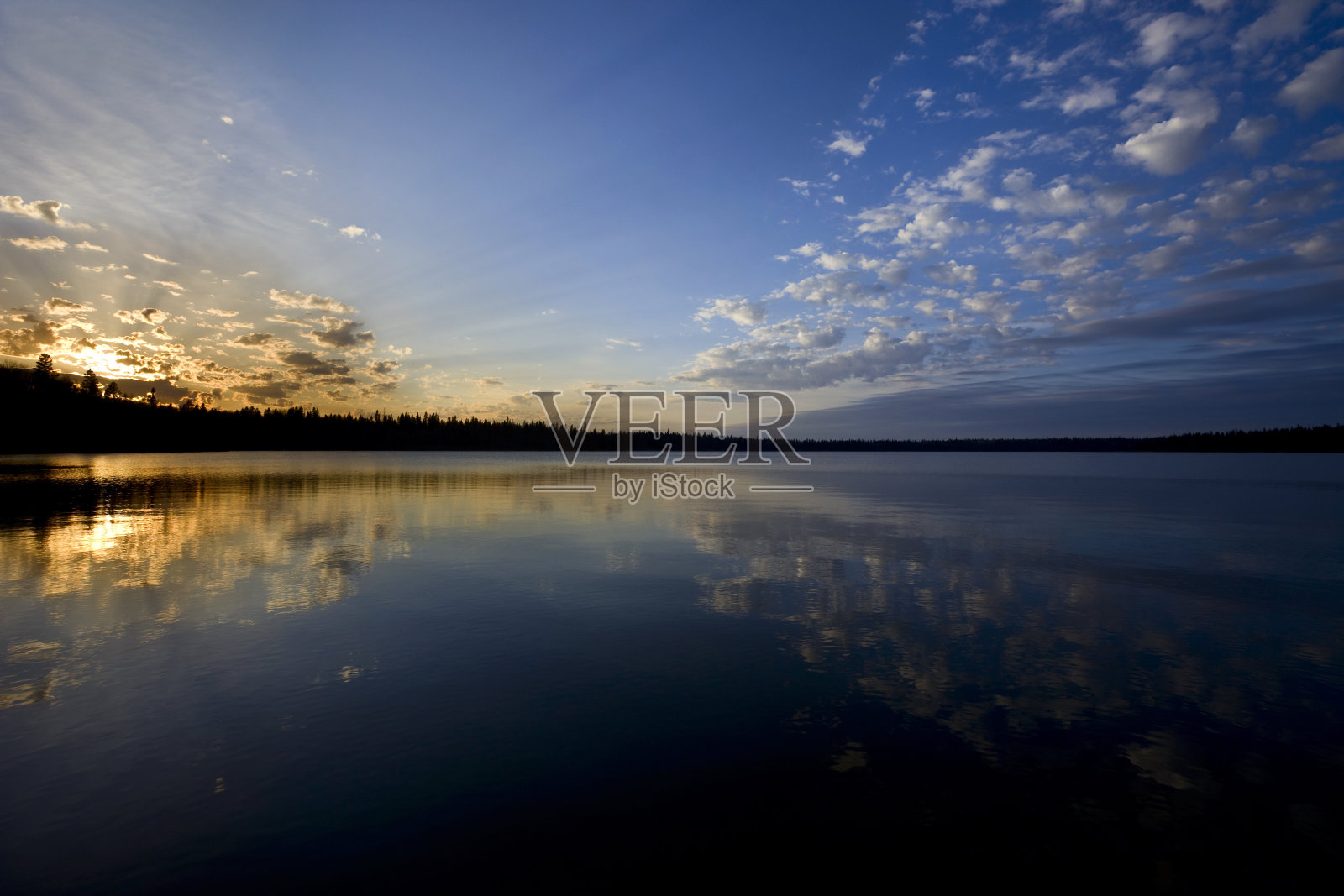 日落时分宁静的湖照片摄影图片