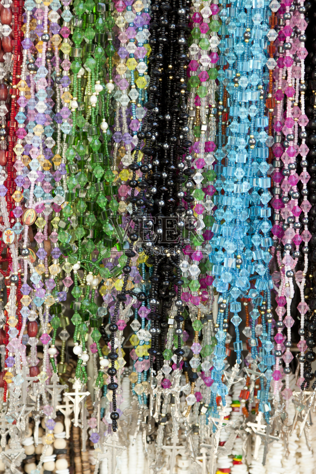 念珠悬挂在教堂，宗教，祈祷照片摄影图片