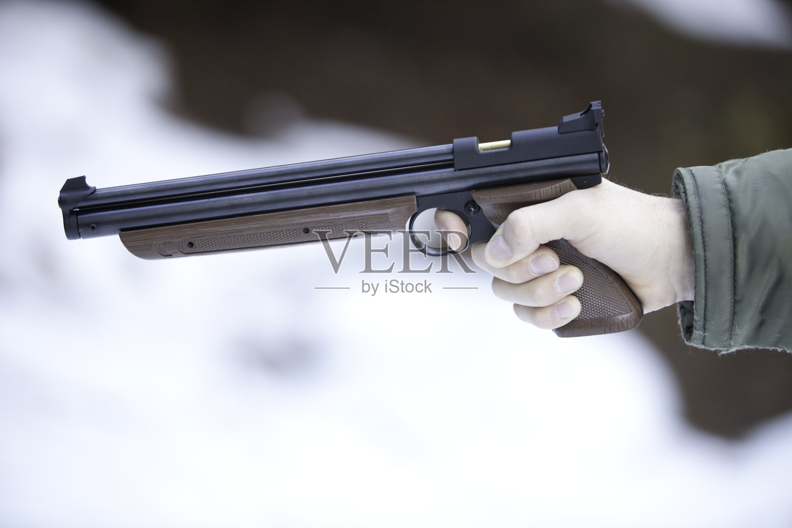 雪山森林射击手枪照片摄影图片