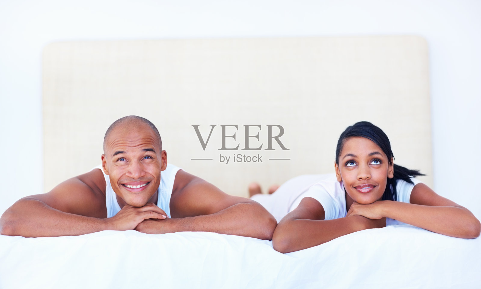 情侣躺在床上向上看照片摄影图片