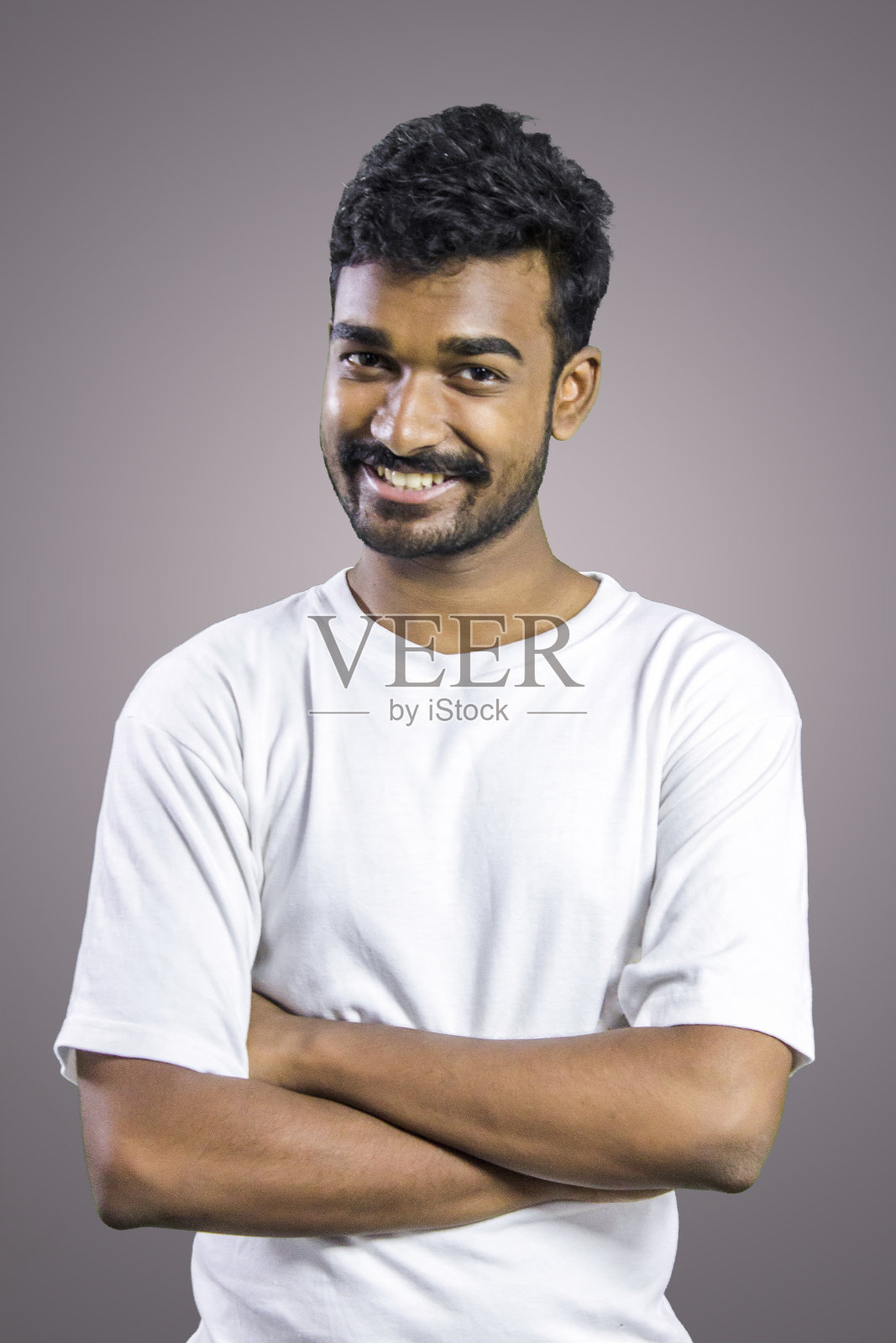 年轻人微笑着照片摄影图片