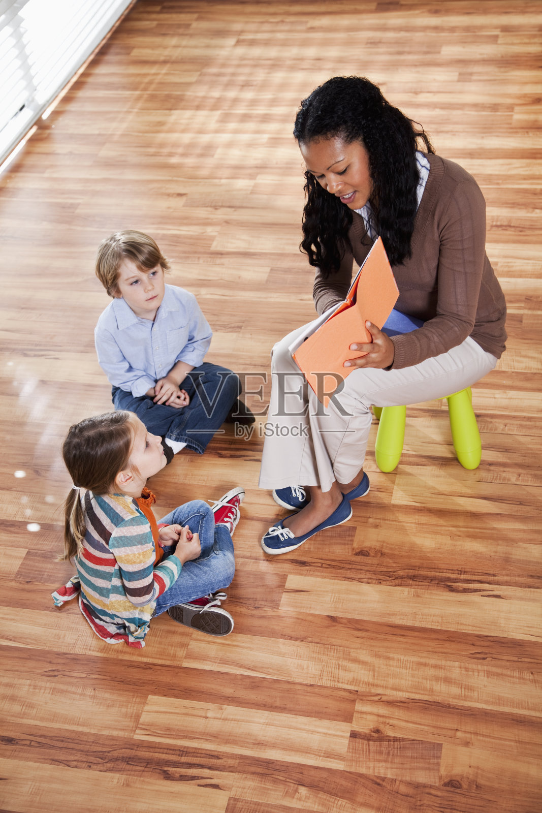 学龄前儿童听老师讲课照片摄影图片