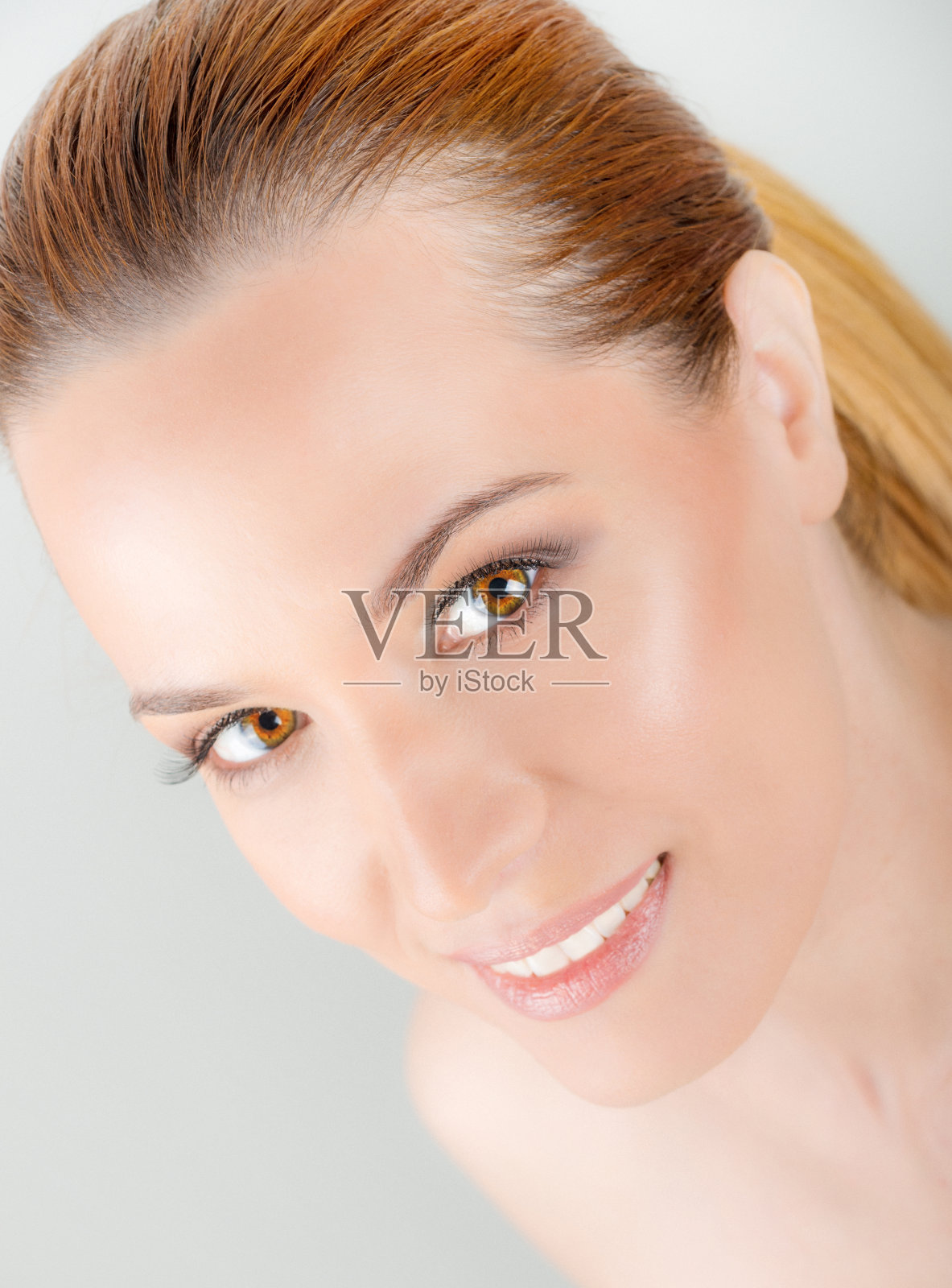 美丽的白人女人的肖像，完美的微笑和光滑的皮肤照片摄影图片