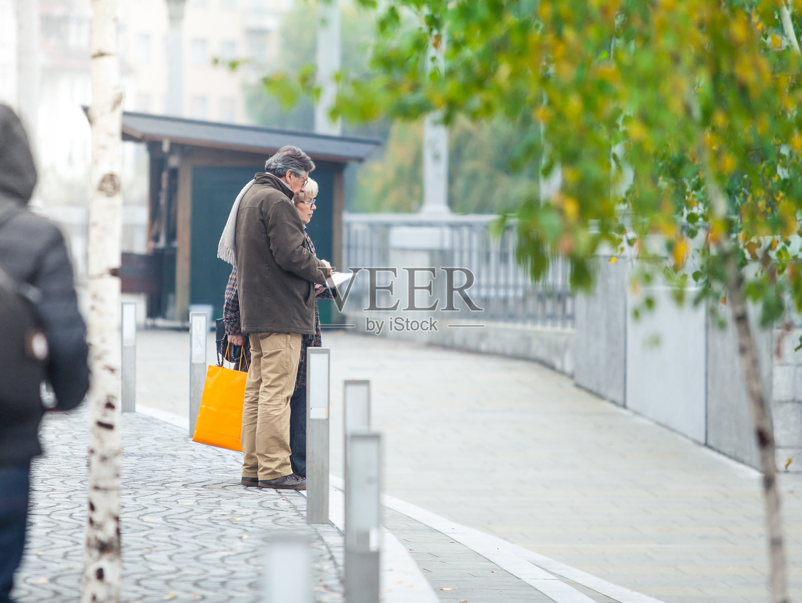 老年夫妇游客使用数码平板电脑照片摄影图片