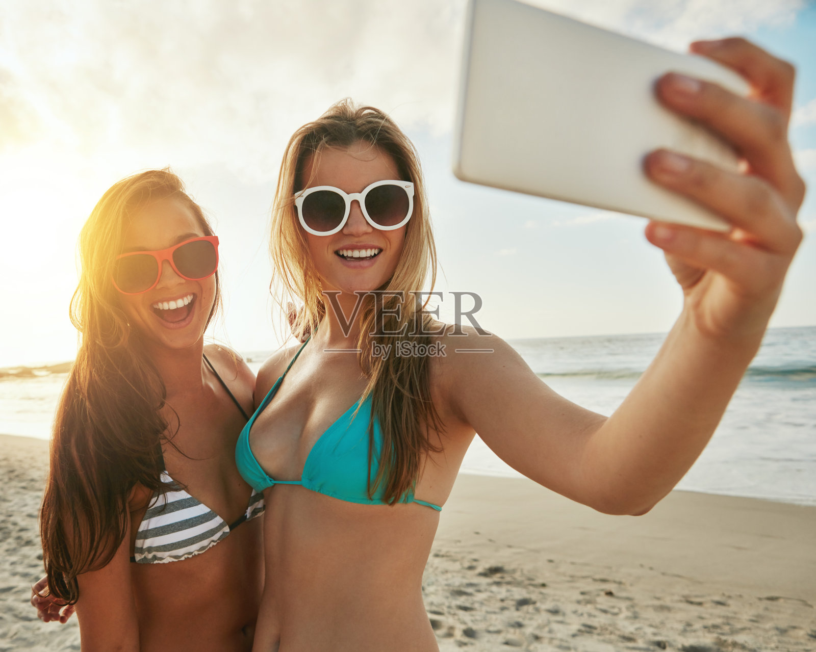 海滩上的欢乐时光照片摄影图片