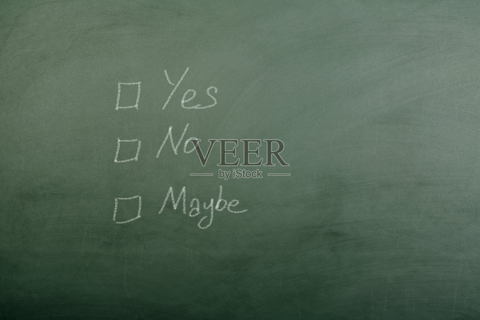 在黑板上的方格上打勾照片摄影图片