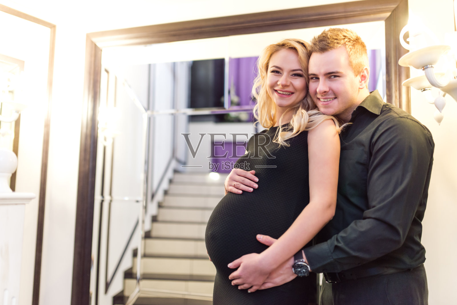 年轻的家庭在等待婴儿照片摄影图片