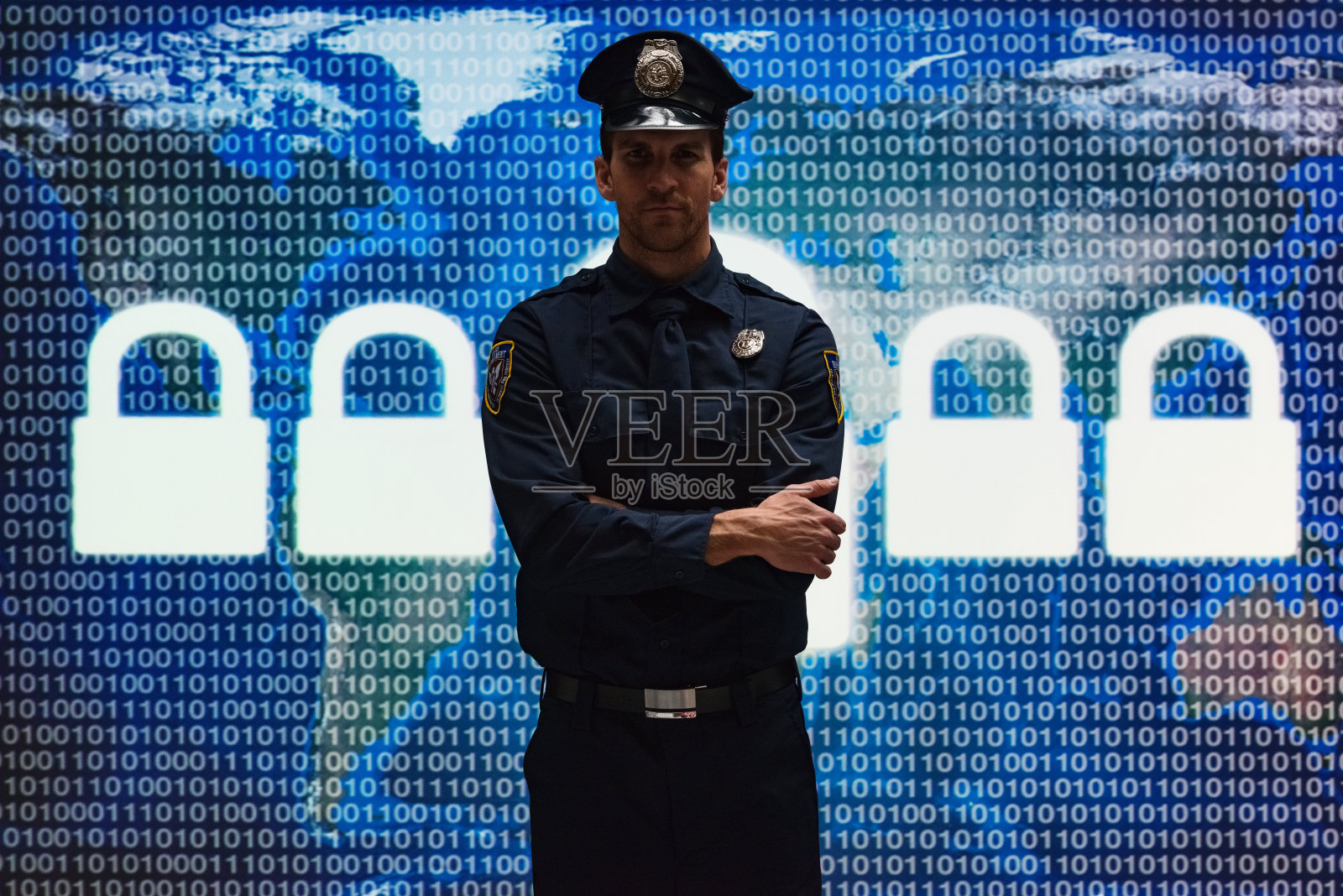 警察双手交叉站着照片摄影图片