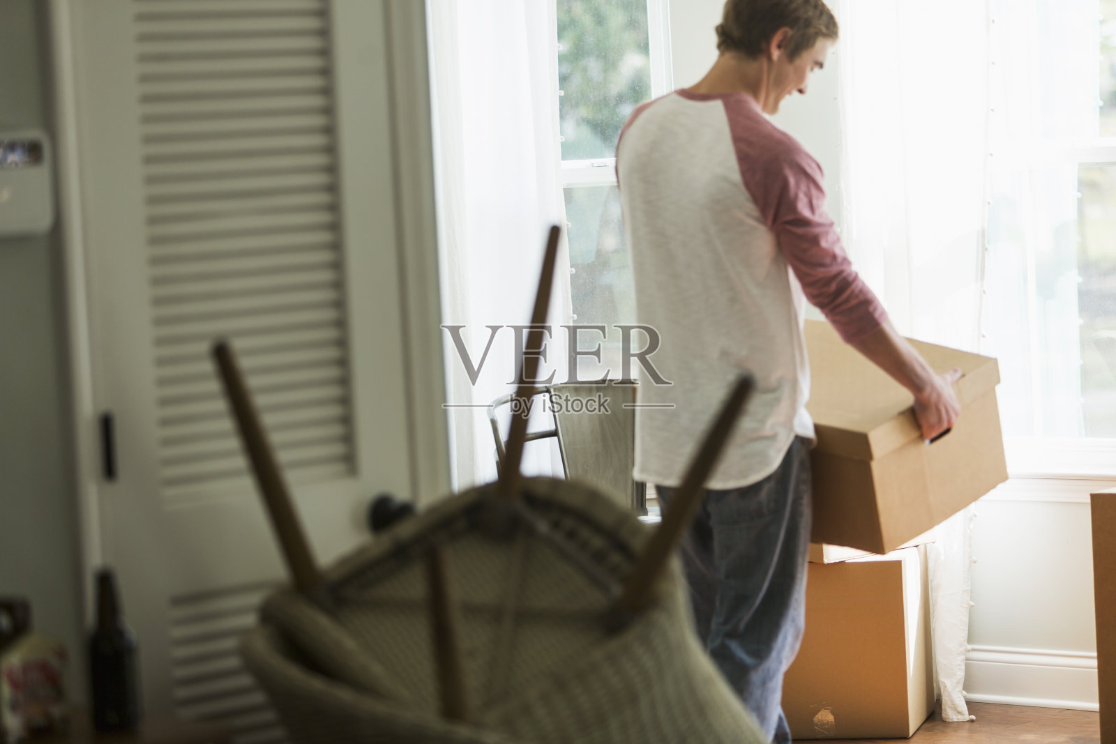 年轻人搬进房子或公寓照片摄影图片