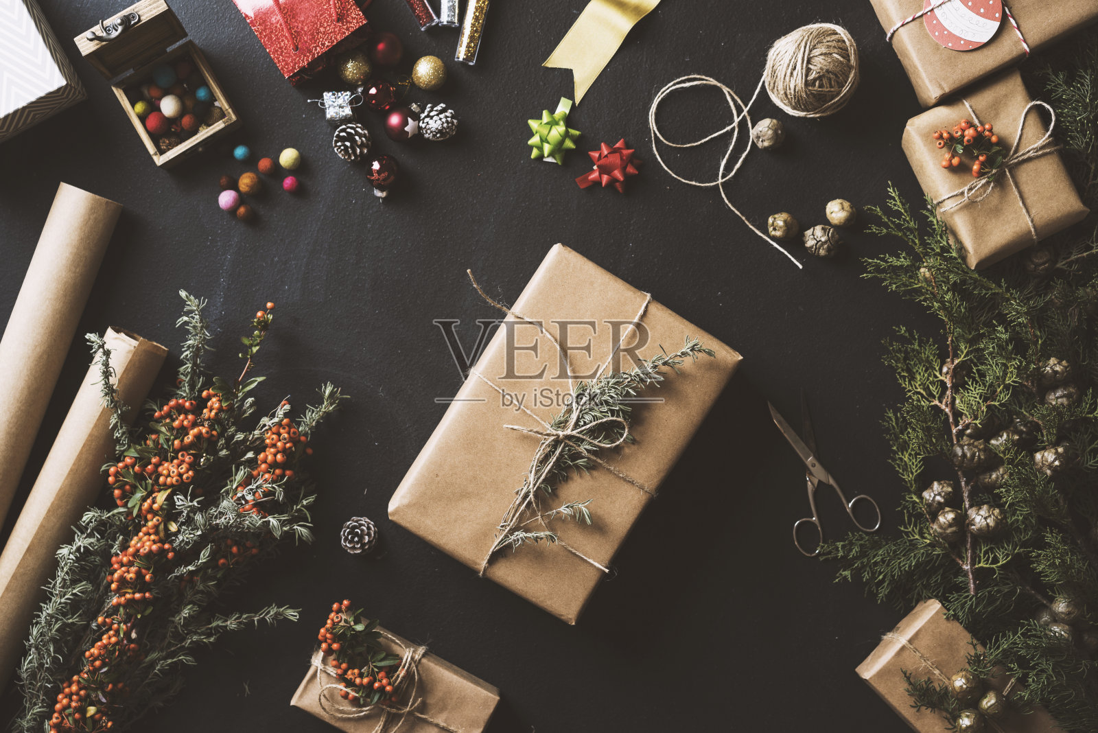 新年圣诞礼物，桌上平铺照片摄影图片