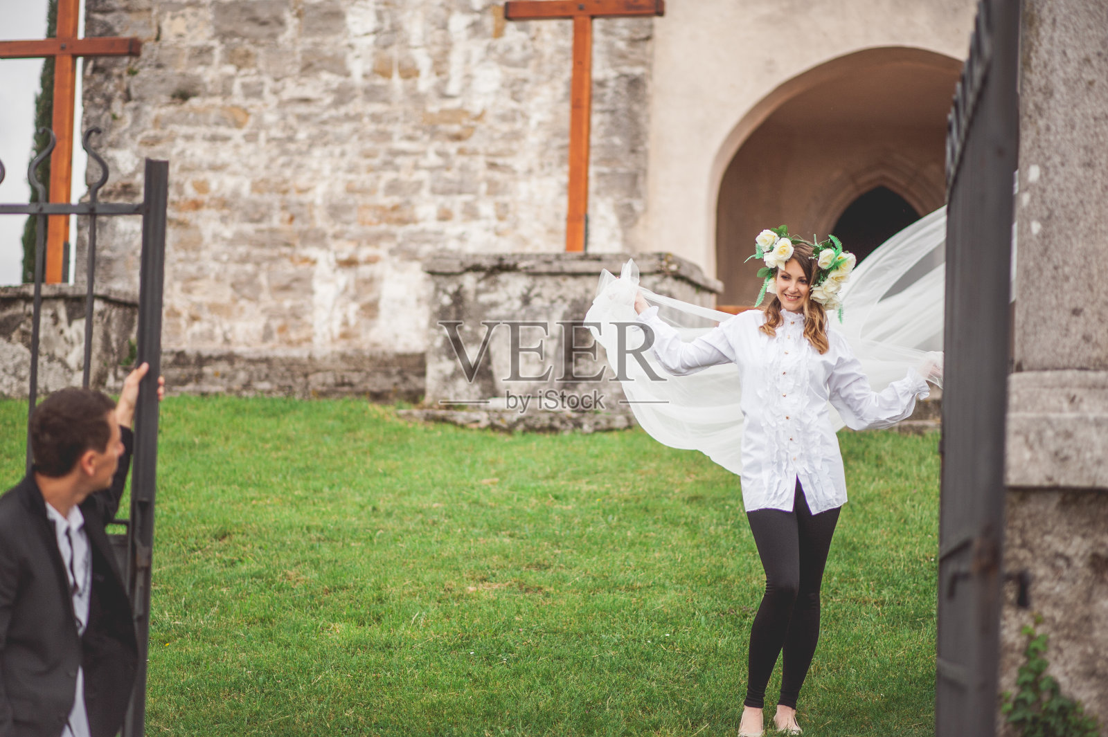 年轻夫妇计划传统婚礼照片摄影图片