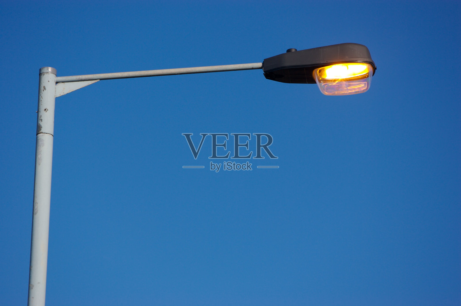 明亮的路灯浪费电力照片摄影图片