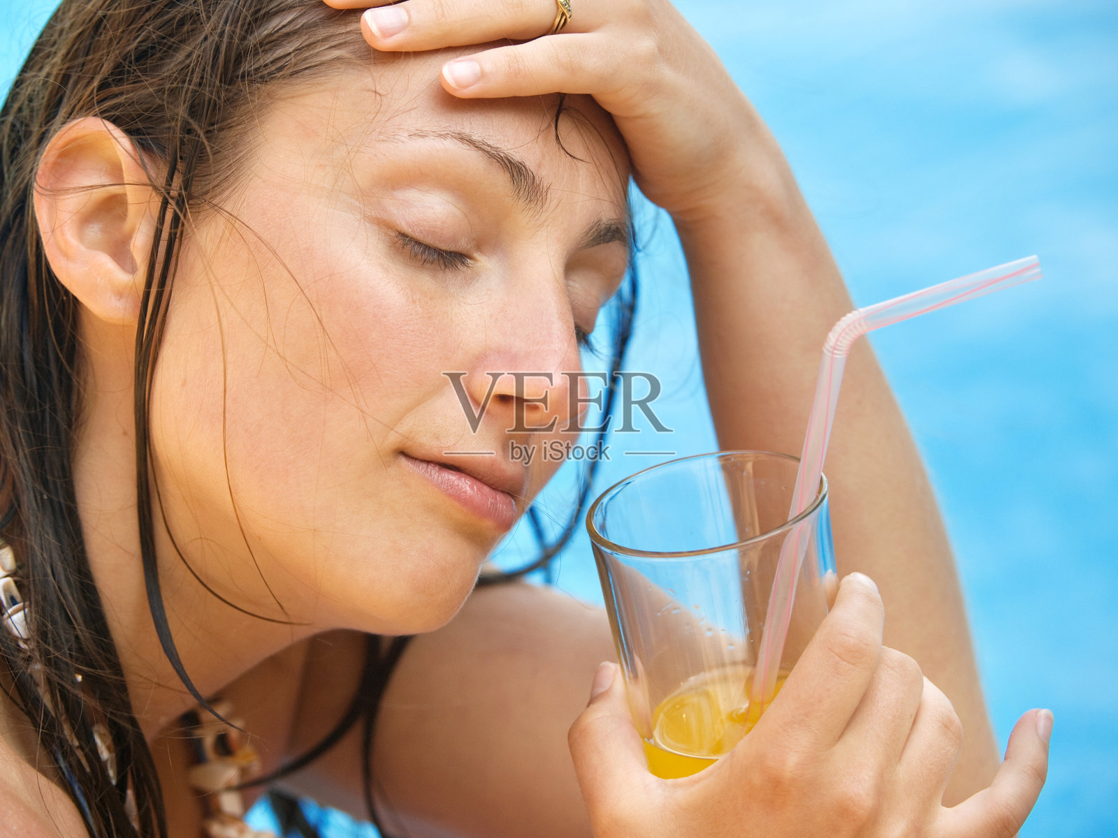 喝橙汁的女人照片摄影图片