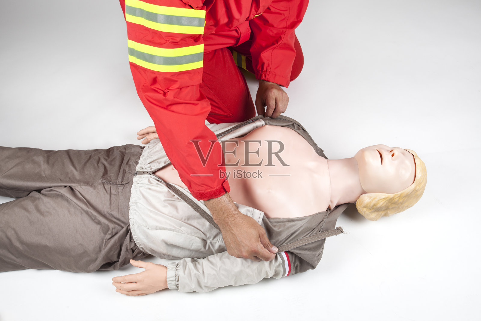 急救-脱掉衣服照片摄影图片