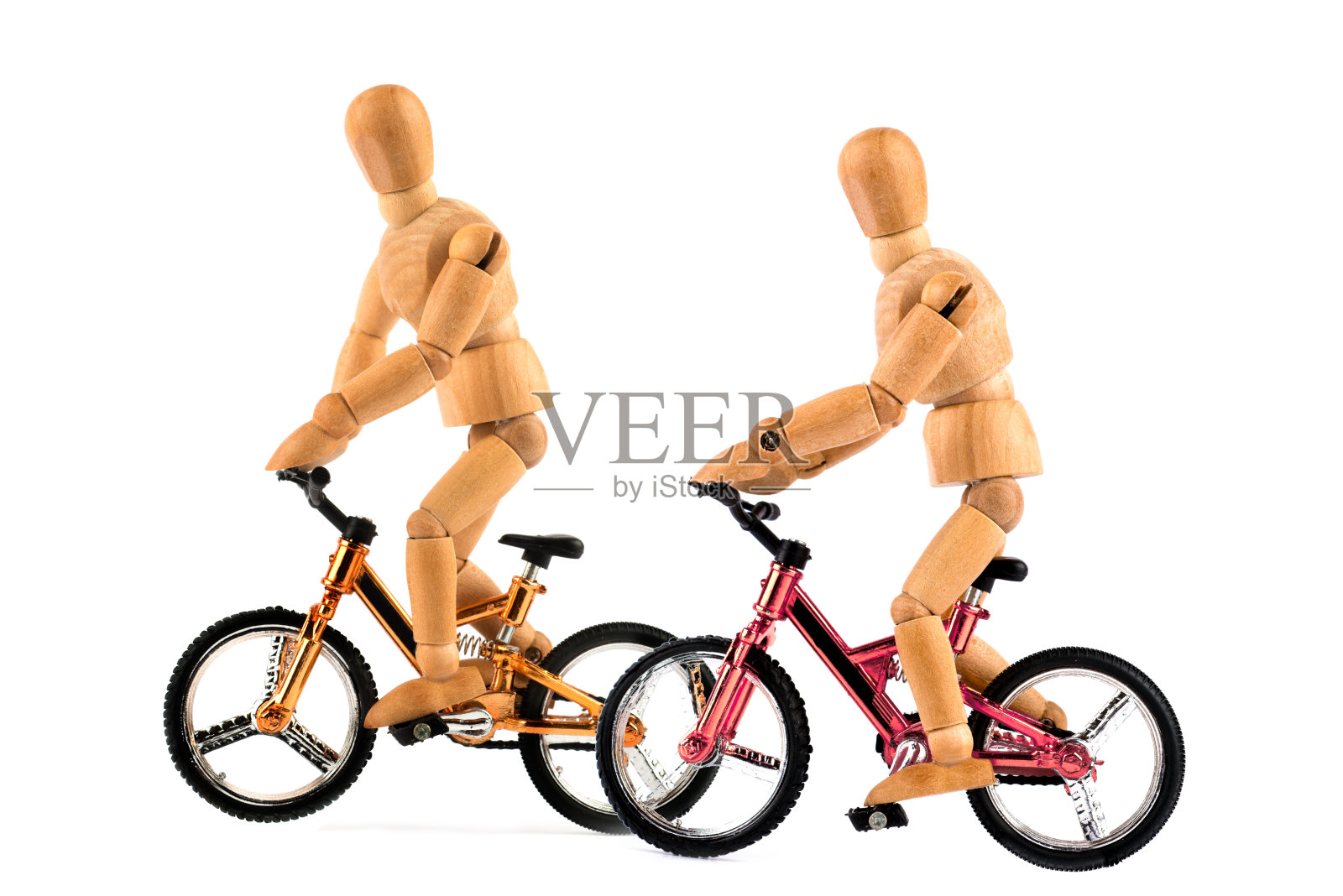 骑着自行车的木制人体模型照片摄影图片