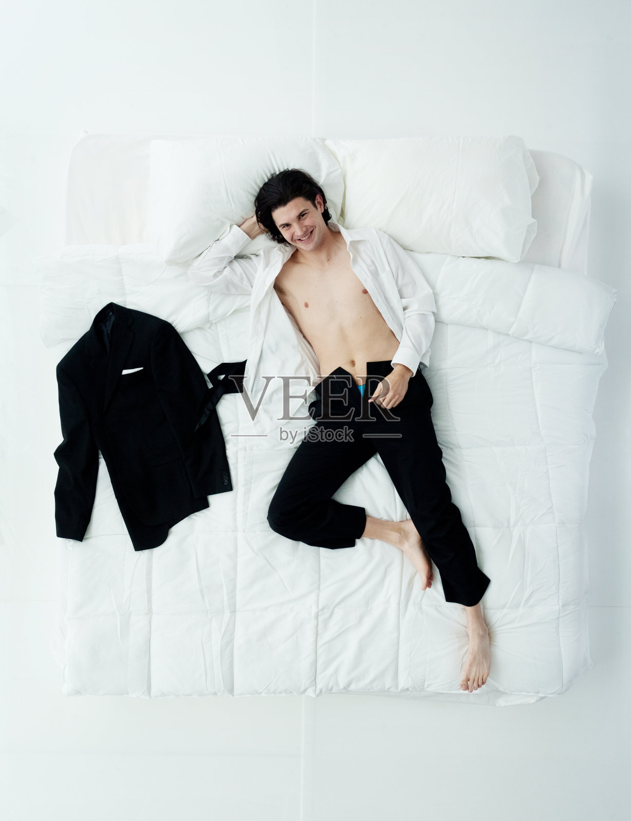 上图男子躺在床上照片摄影图片