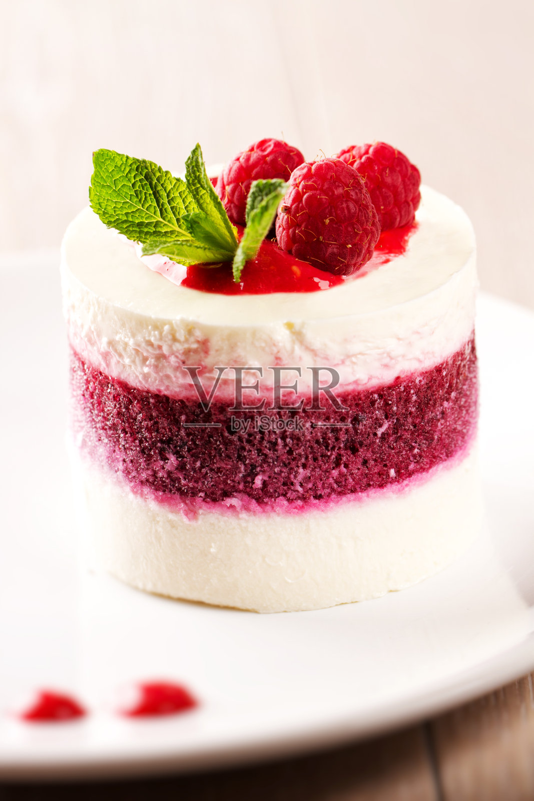 美味的浆果意式奶冻。照片摄影图片