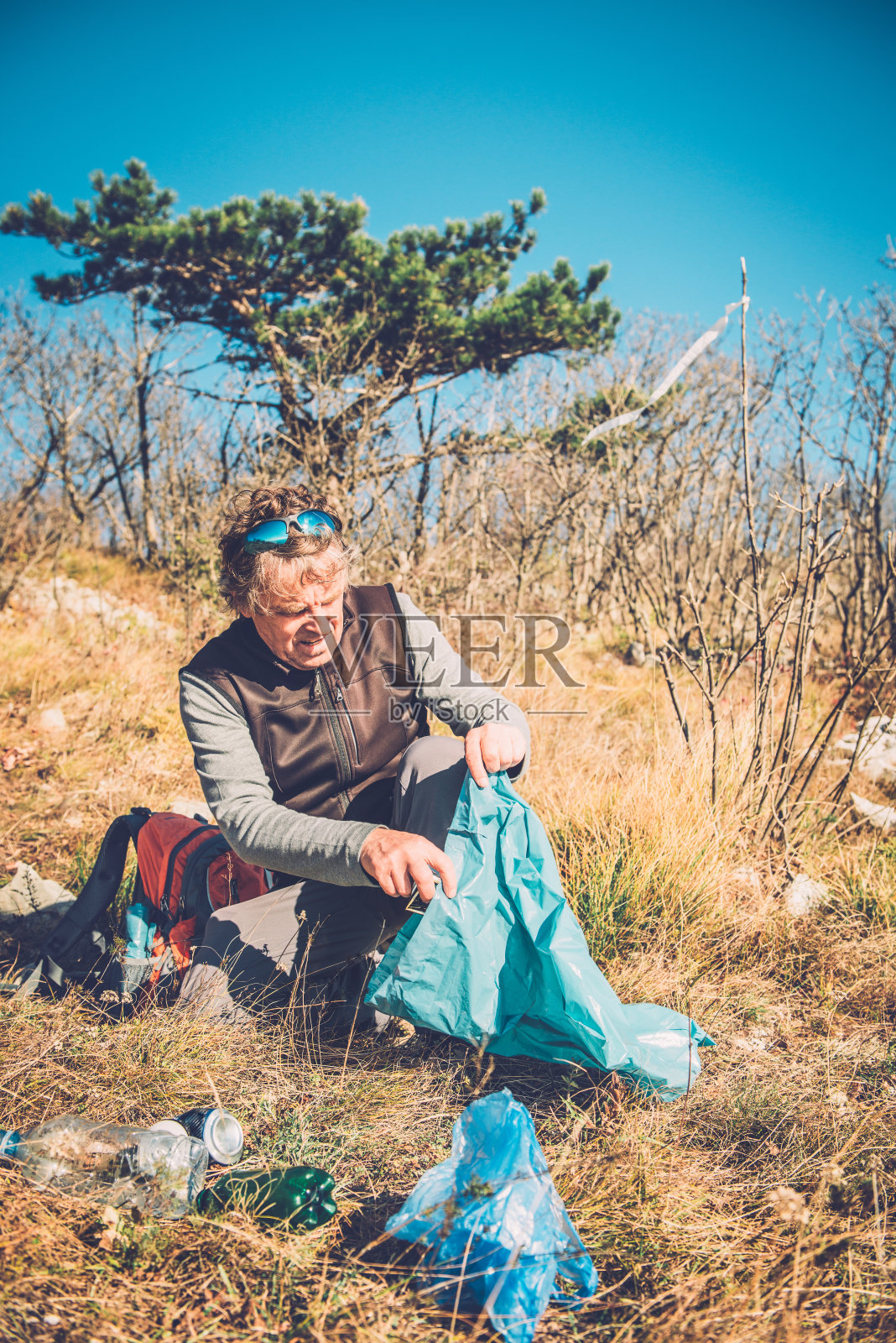 人类在大自然中收集垃圾照片摄影图片