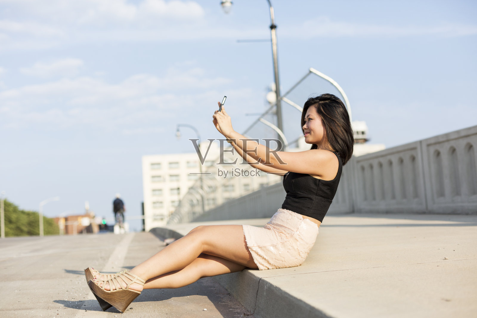 年轻女子在自拍照片摄影图片