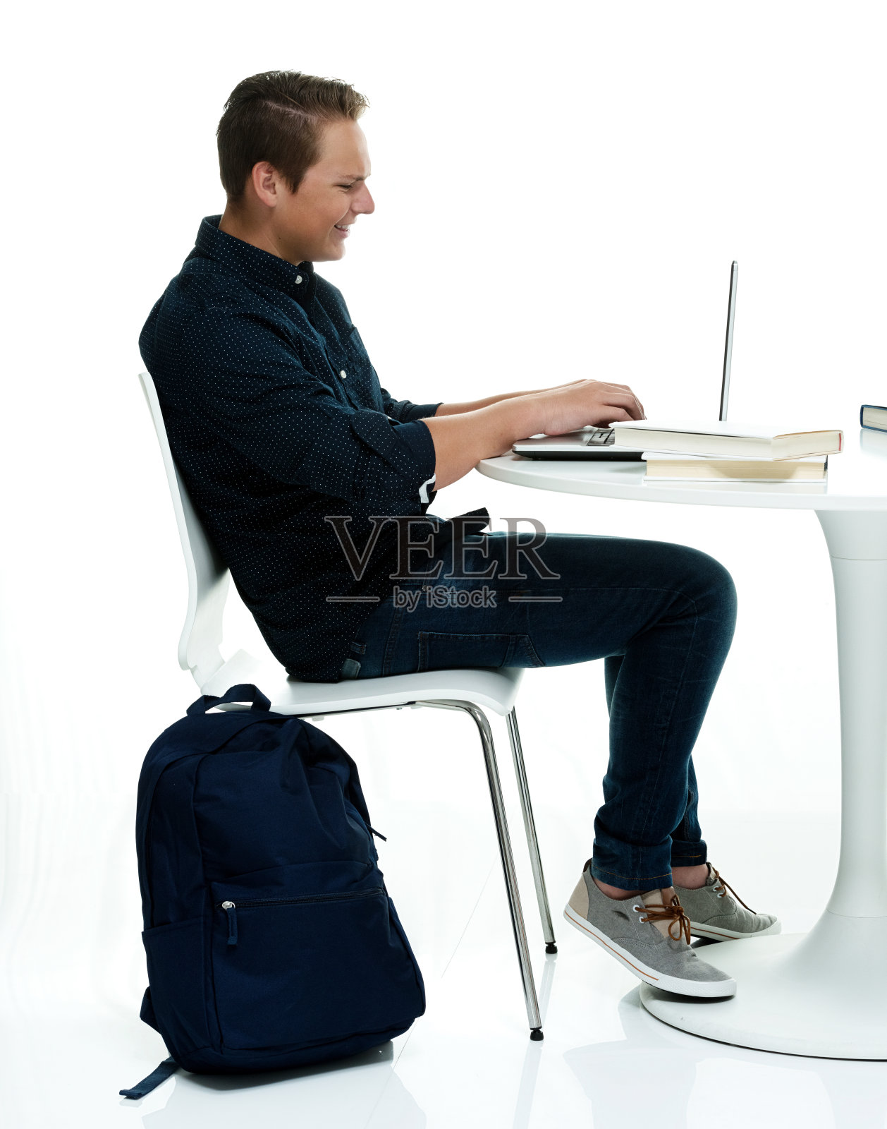 大学生用笔记本电脑照片摄影图片