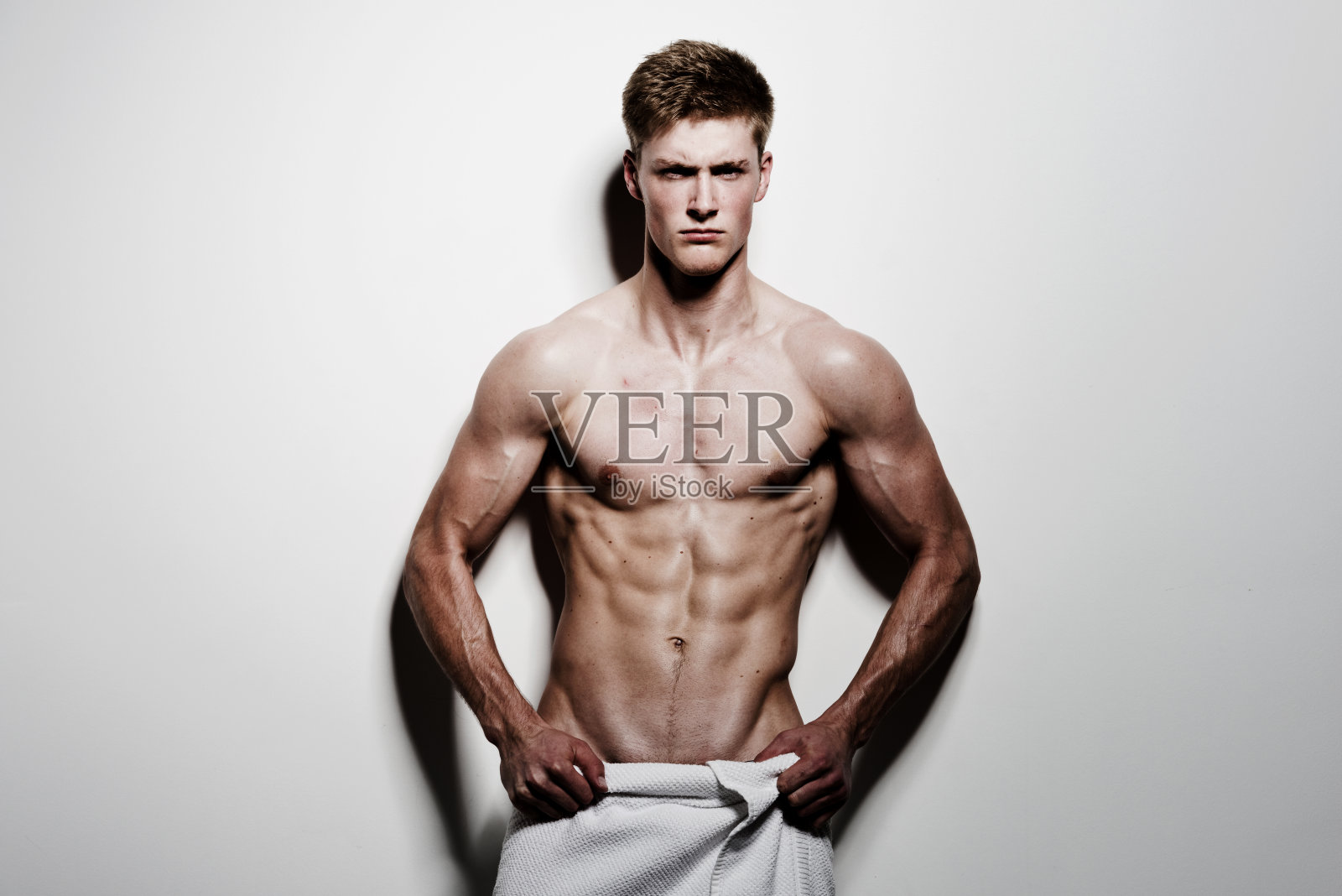 赤裸上身的肌肉男看着相机照片摄影图片