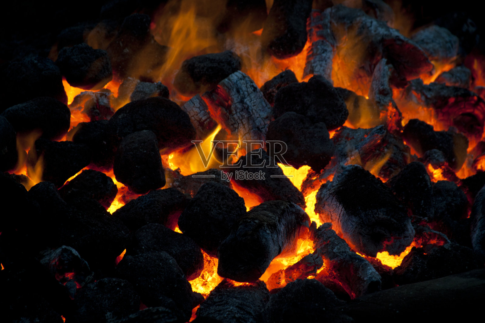 黑暗燃烧树干照片摄影图片