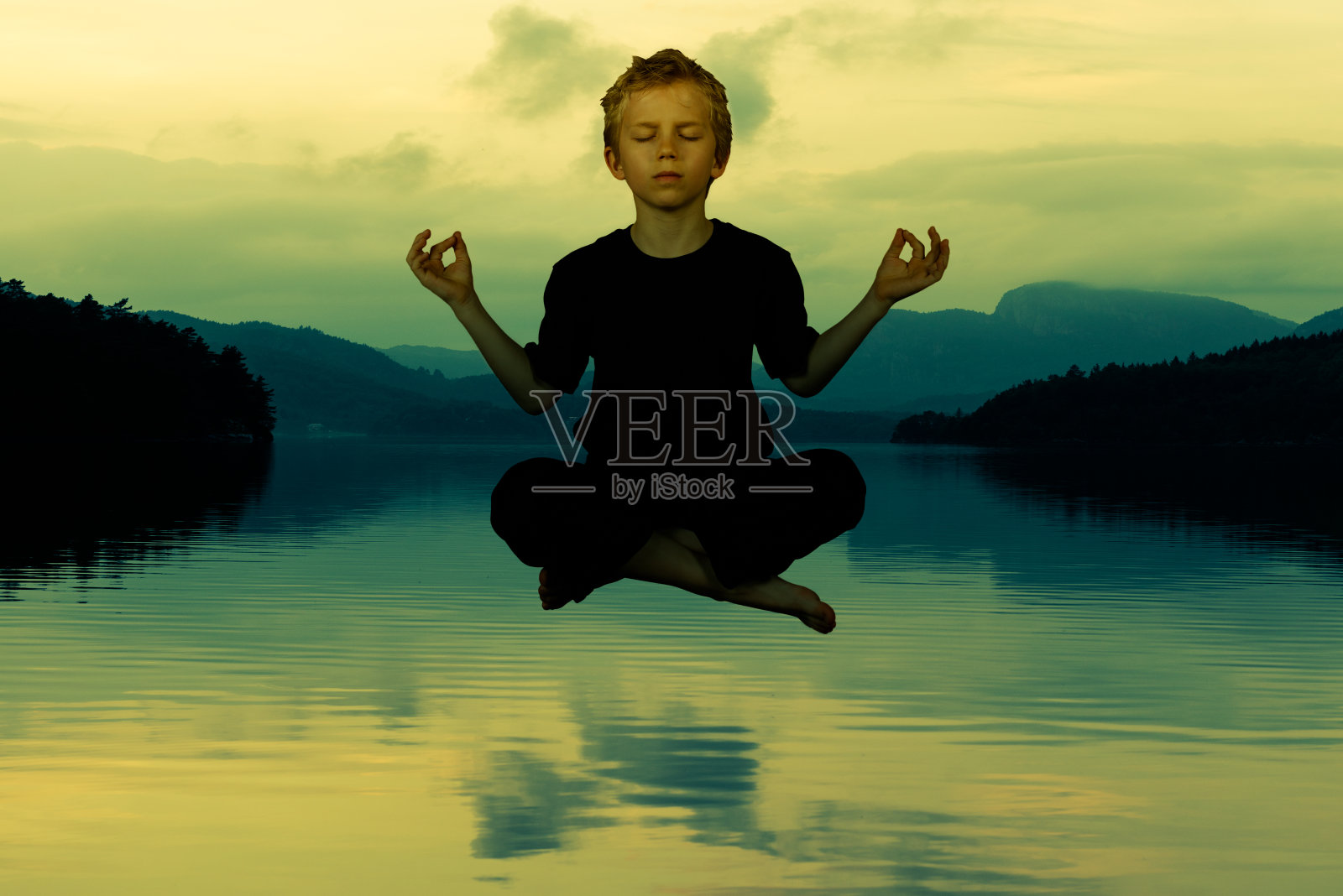 漂浮在湖面上照片摄影图片