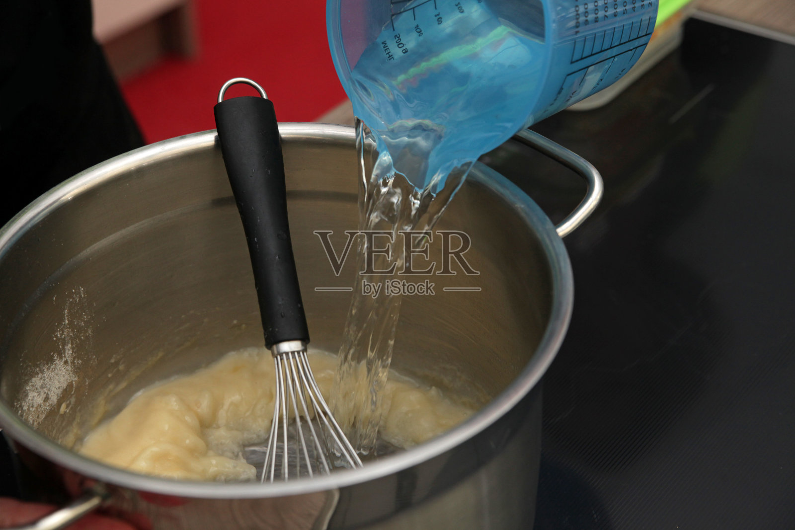 将水倒入锅中照片摄影图片