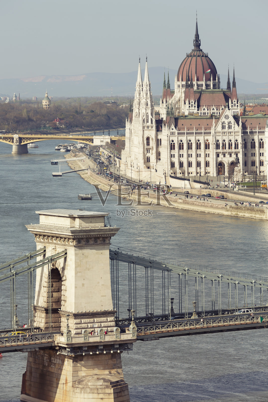 布达佩斯的铁链桥和议会照片摄影图片