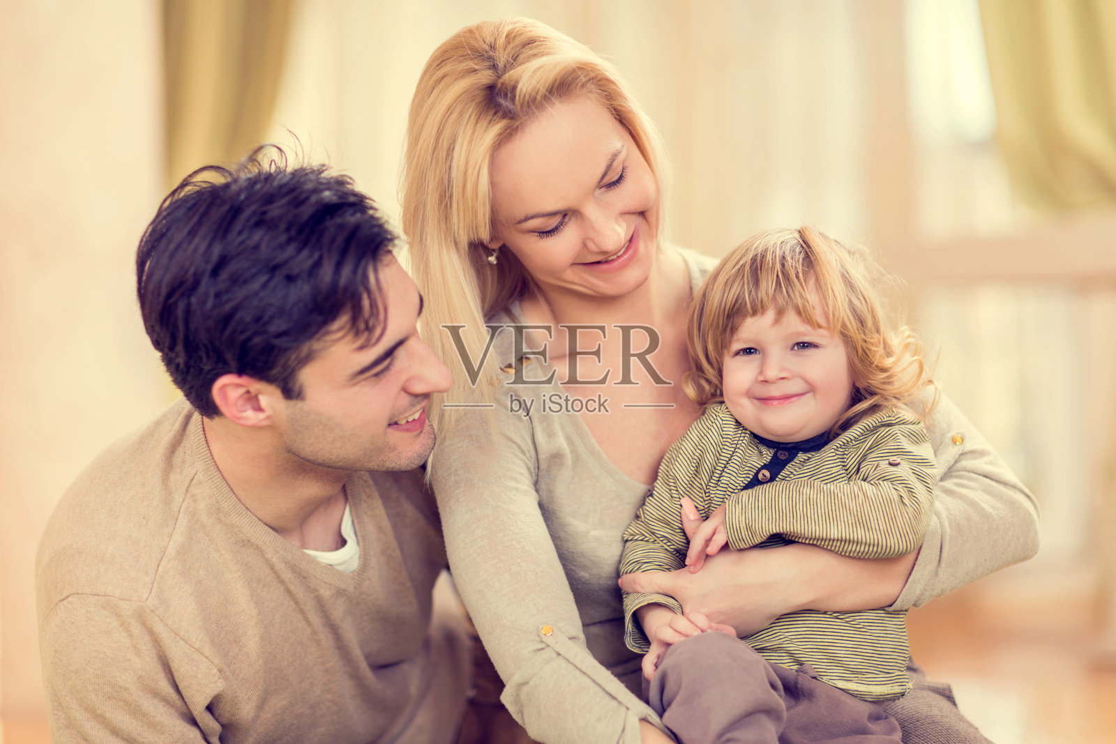 幸福的家庭。照片摄影图片