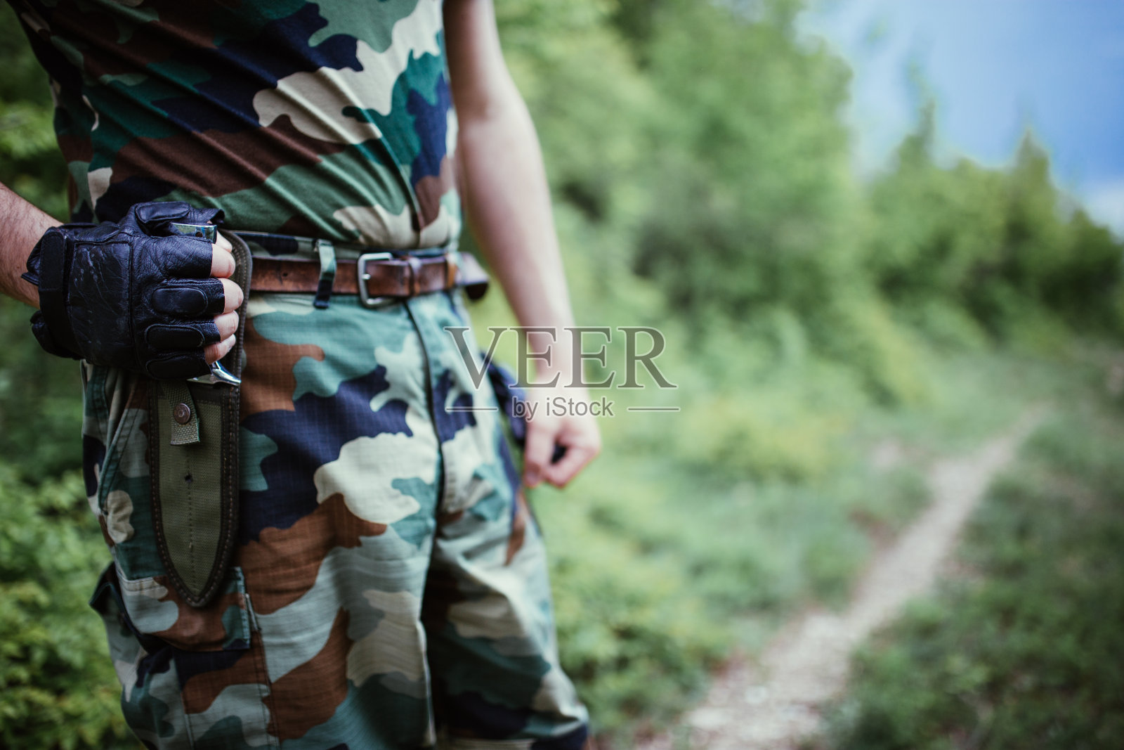 手持刀的士兵照片摄影图片