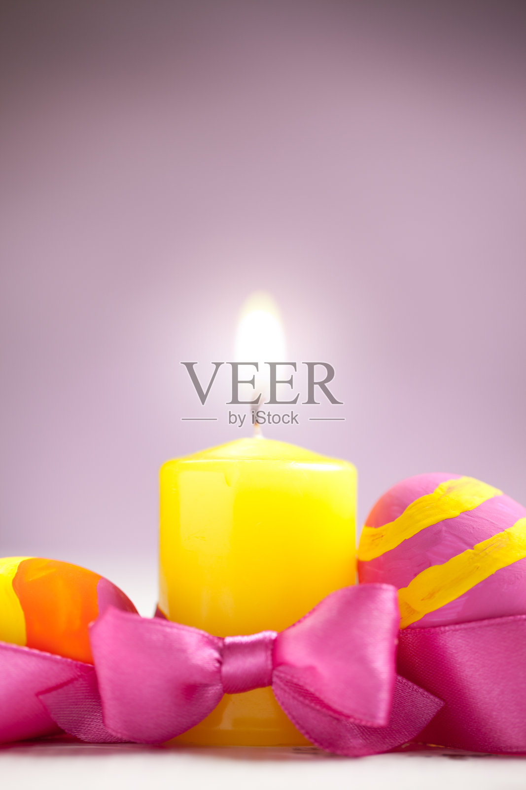 五颜六色的复活节彩蛋和蜡烛照片摄影图片