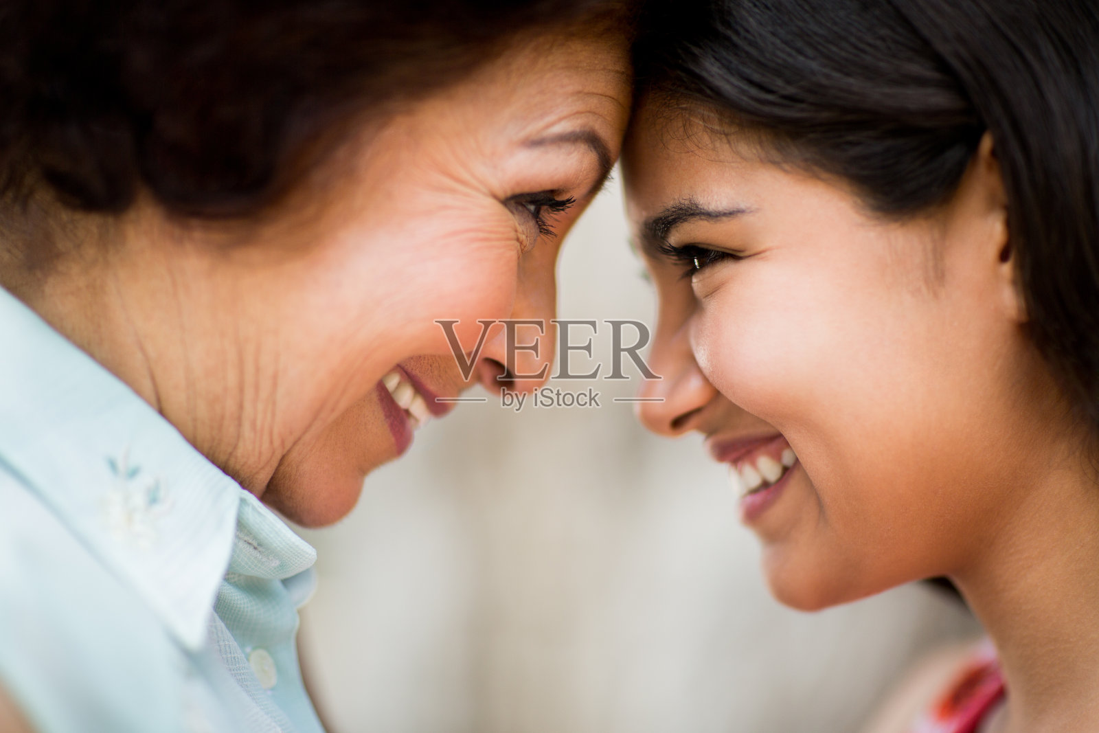 祖母和孙女抚摸额头的特写照片摄影图片