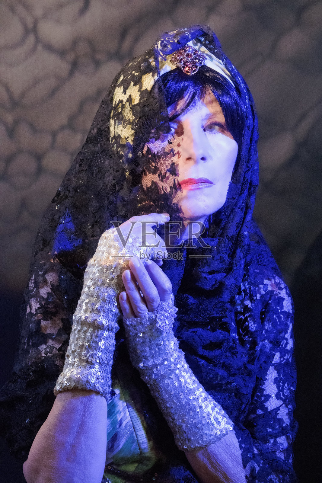 旧时代电影明星透过蕾丝偷窥照片摄影图片