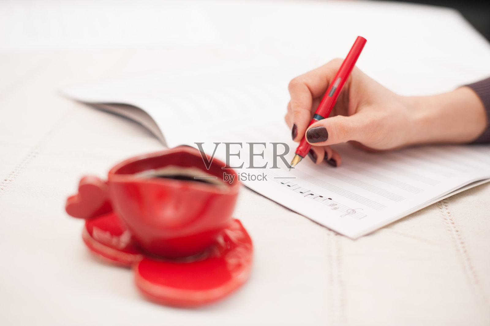 用红色的心型咖啡杯写音符照片摄影图片