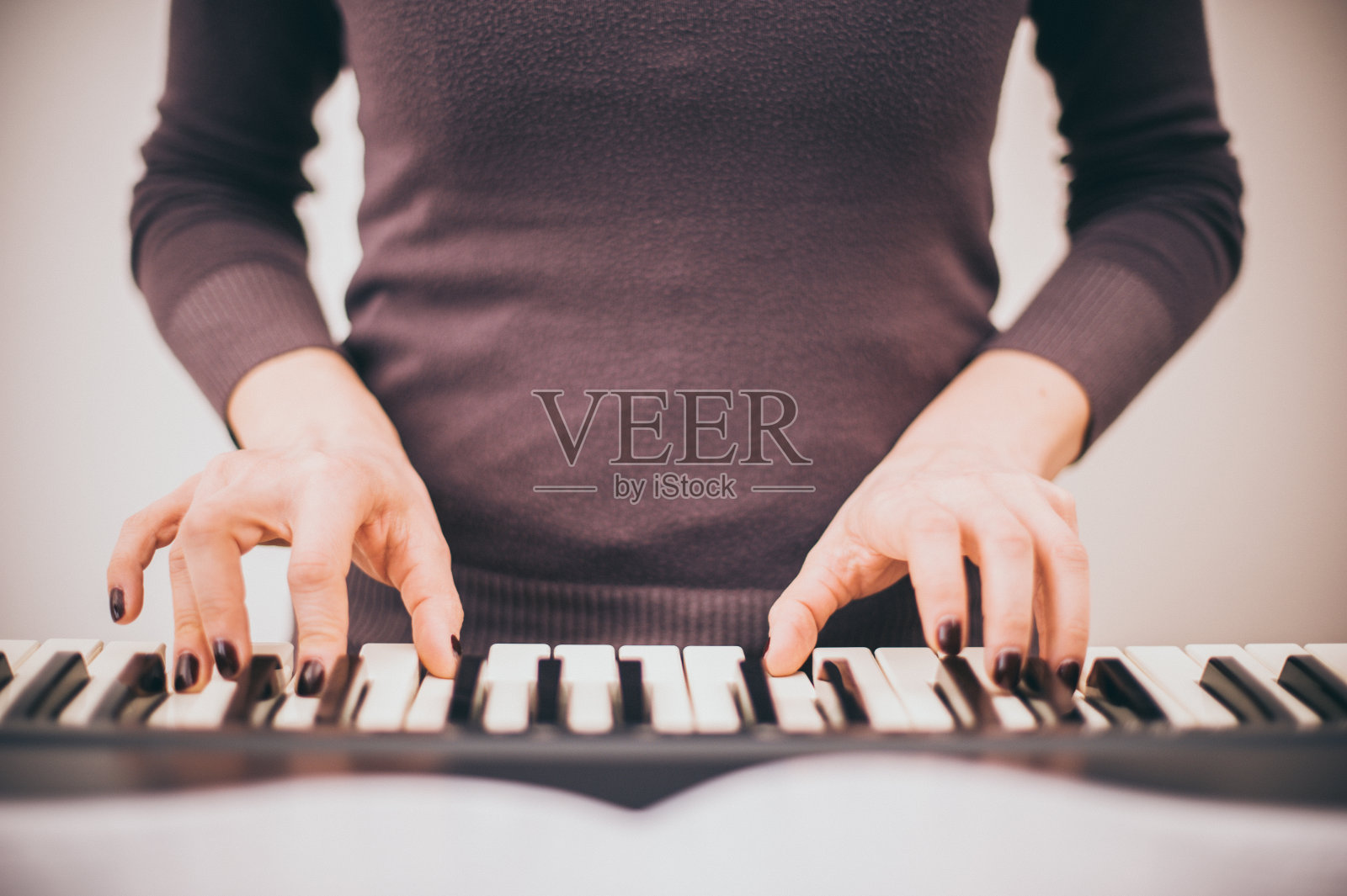 弹奏键盘的年轻女子照片摄影图片