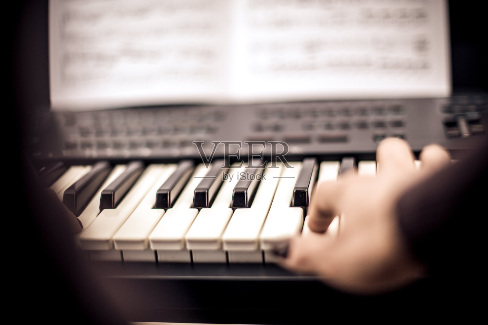 近女人的手弹奏键盘照片摄影图片