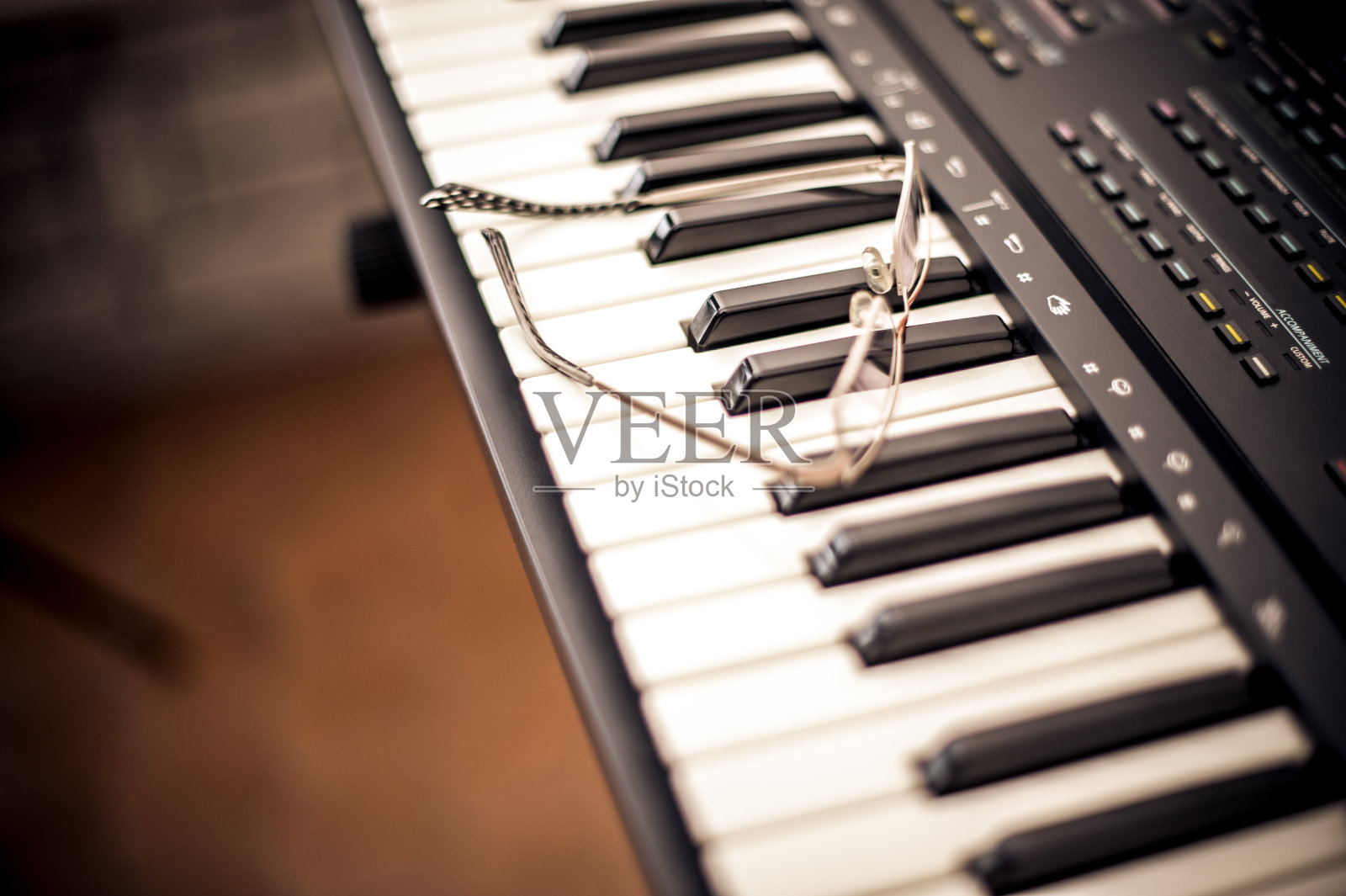 键盘戴眼镜照片摄影图片