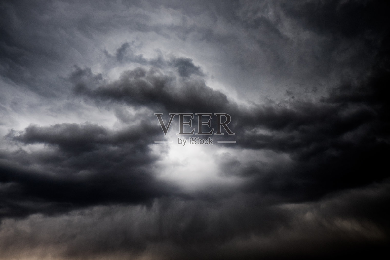 天空中乌云密布照片摄影图片