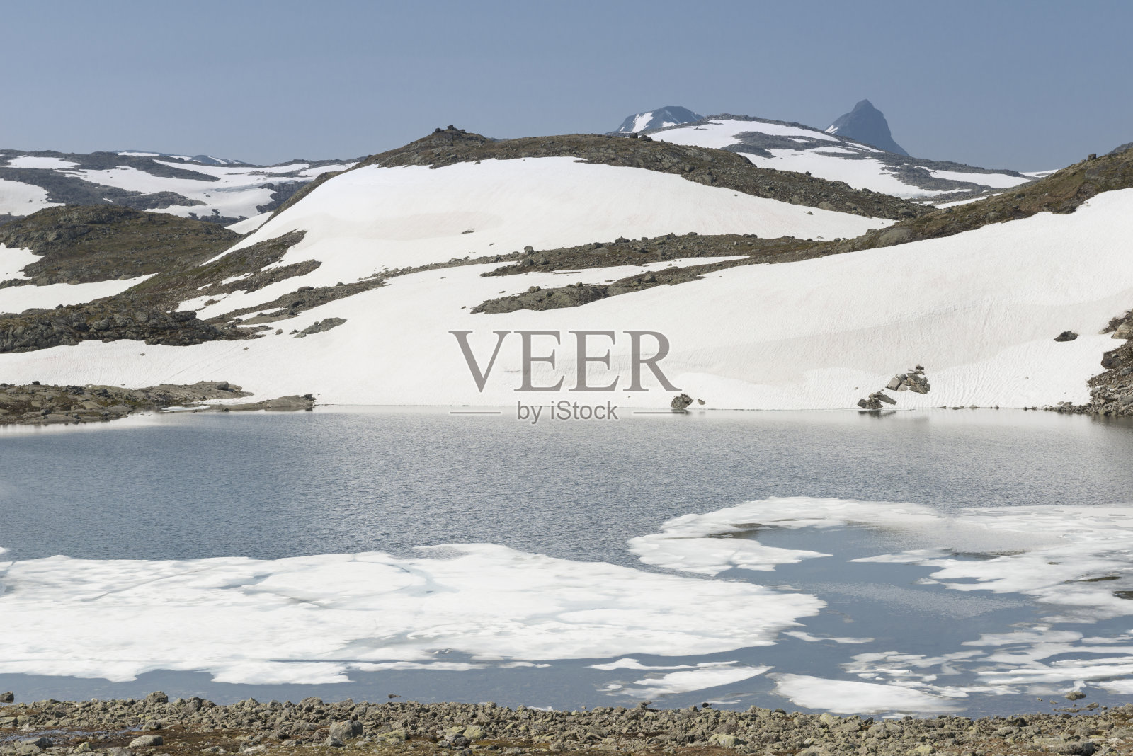 夏季的温暖正在融化山上的冰雪照片摄影图片