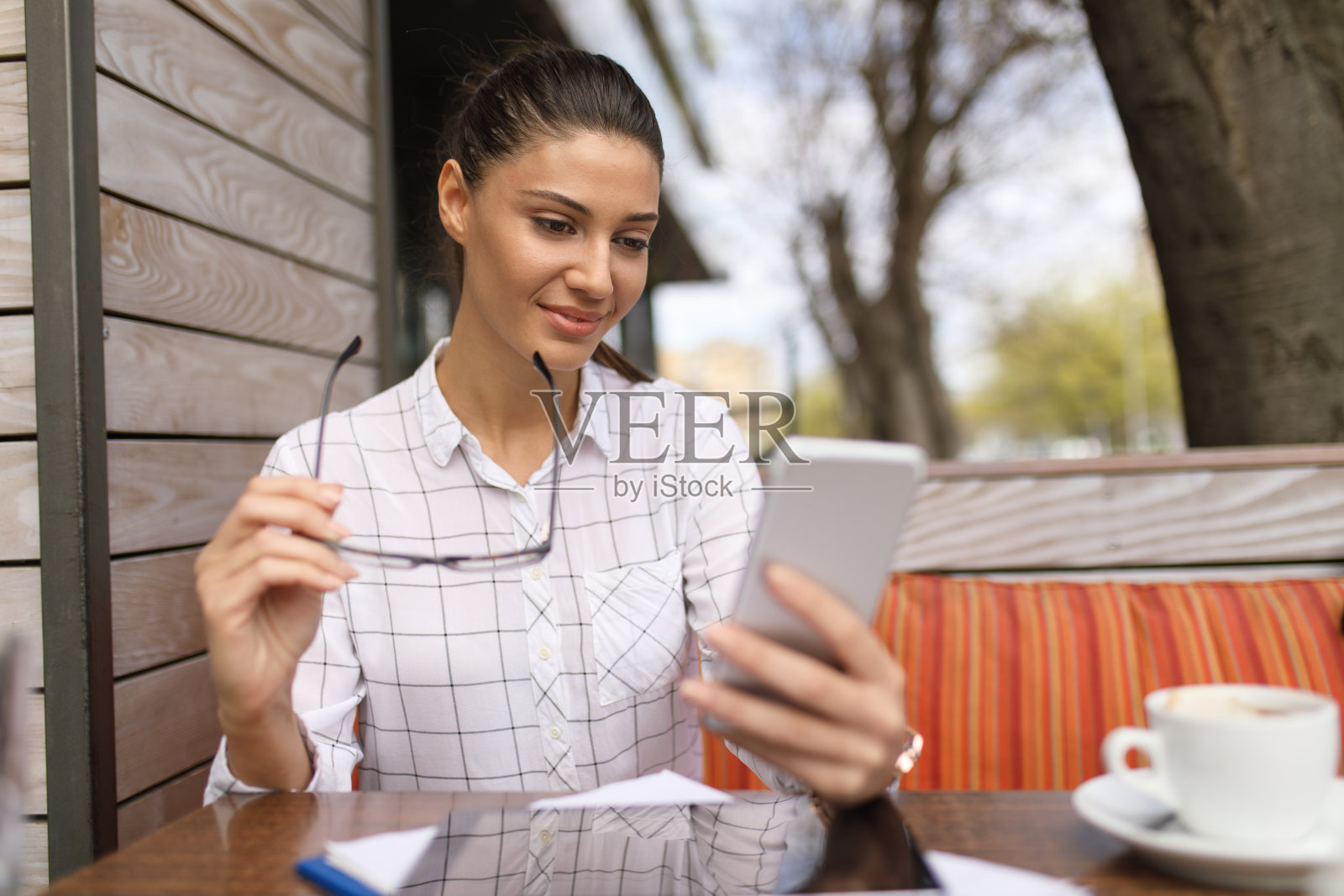 女商人在咖啡馆使用手机照片摄影图片